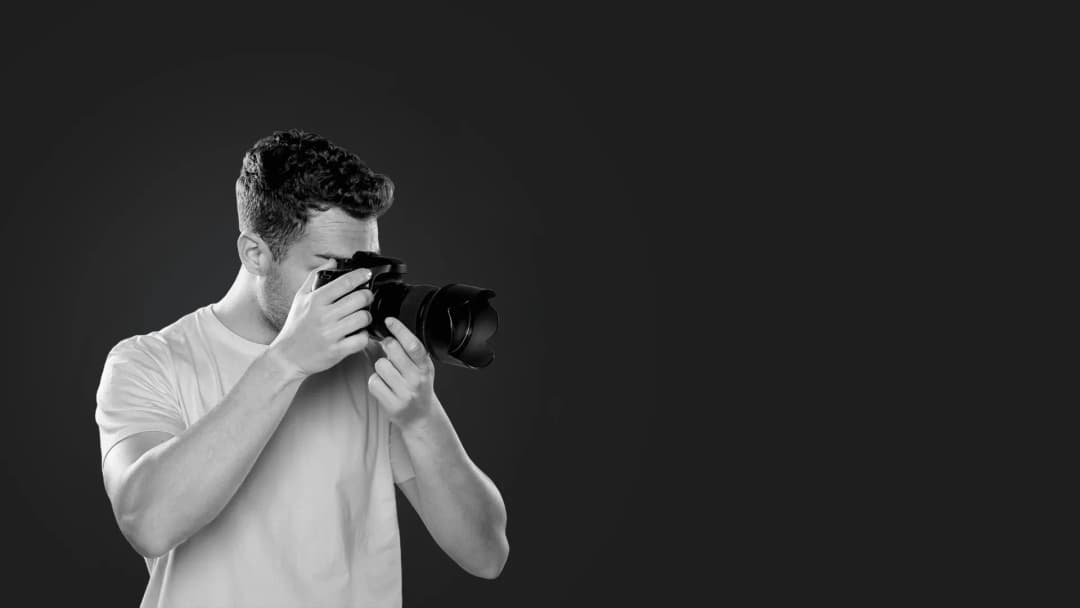 /images/male-photographer.webp